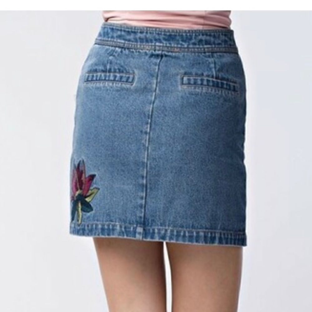ð
ºEMBROIDERED Denim Mini Skirt - Picture 9 of 13